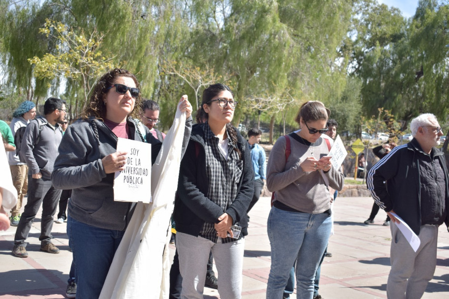 imagen Masiva marcha en defensa de la universidad pública