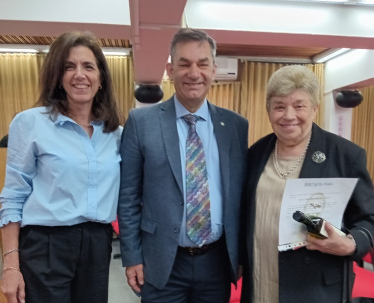 imagen La secretaria de Posgrado, Paula Ripamonti junto al decano, Gustavo Zonana, y la Dra Aída Kemelmajer de Carlucci