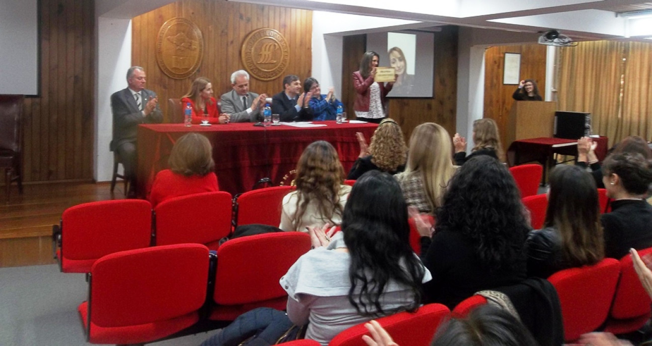 imagen En un acto emotivo se homenajeó a la profesora Sandra Menezes