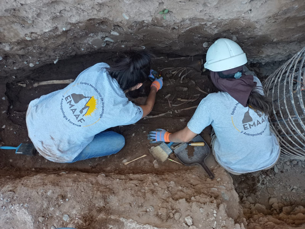 imagen La FFyL renovó el acuerdo con el Ministerio Público Fiscal por la importante labor del Equipo Mendocino de Arqueología y Antropología Forense