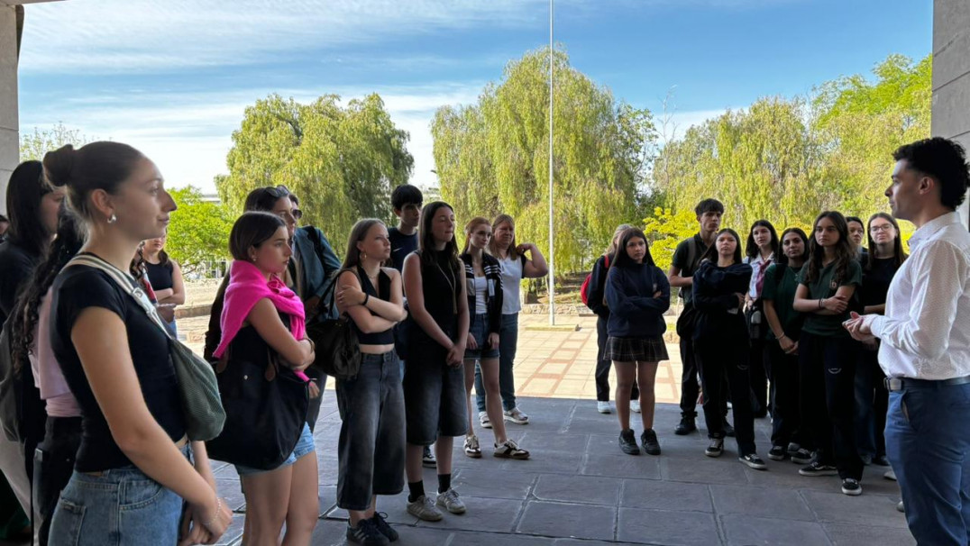 imagen Visita de estudiantes franceses y la Asociación Mendoza–Fleury a la Facultad de Filosofía y Letras (UNCuyo)