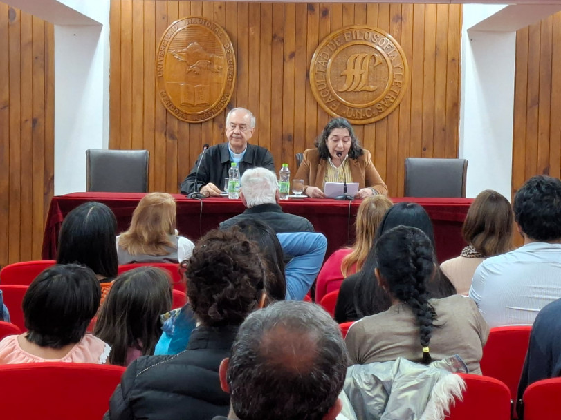 imagen La Dra Fabiana Varela, secretaria de Extensión junto a Marcelo de Benedectis