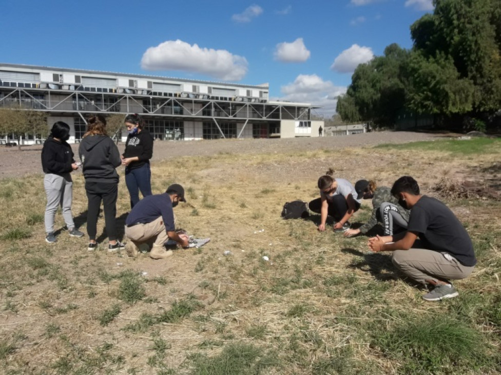 imagen Actividades Prácticas de Campo en explanada de FFyL