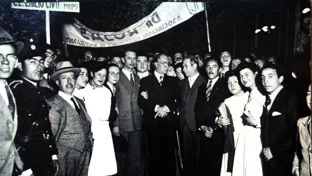imagen Eugenio García Santos, Randolfo Paoloantonio, Secretario General de la UNCUYO, Ricardo Rojas y Edmundo Correas. Recibimiento del Dr. Ricardo Rojas a su llegada a Mendoza, invitado a la Fundación de la Universidad Nacional de Cuyo en el año 1939