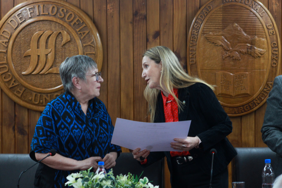 imagen La voz y la memoria: María Teresa Andruetto fue distinguida con el Doctorado Honoris Causa de la UNCUYO