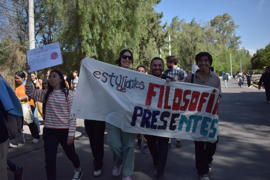 imagen Masiva marcha en defensa de la universidad pública