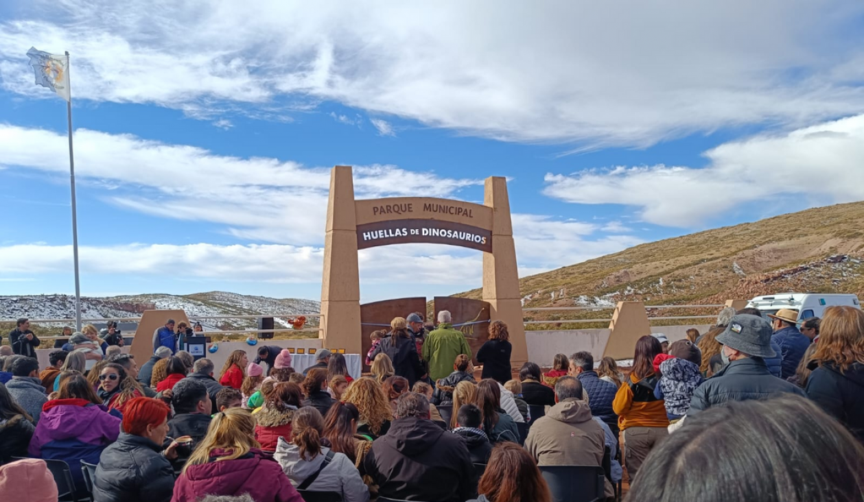 imagen La Facultad de Filosofía y Letras en la inauguración del Parque Municipal Cretácico Huellas de Dinosaurios de Malargüe