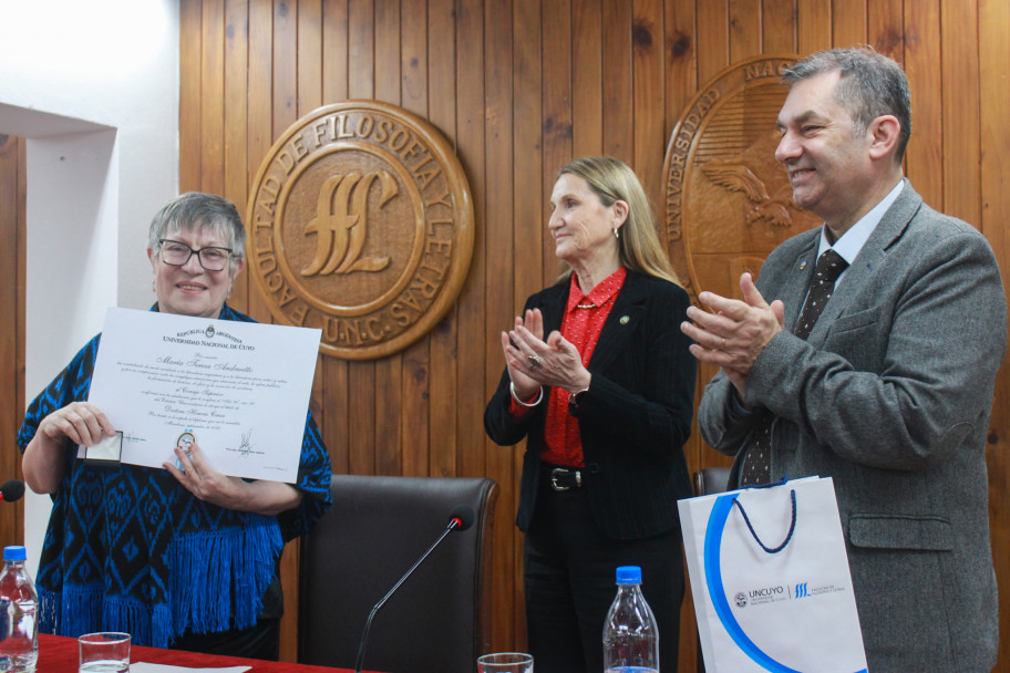imagen La voz y la memoria: María Teresa Andruetto fue distinguida con el Doctorado Honoris Causa de la UNCUYO
