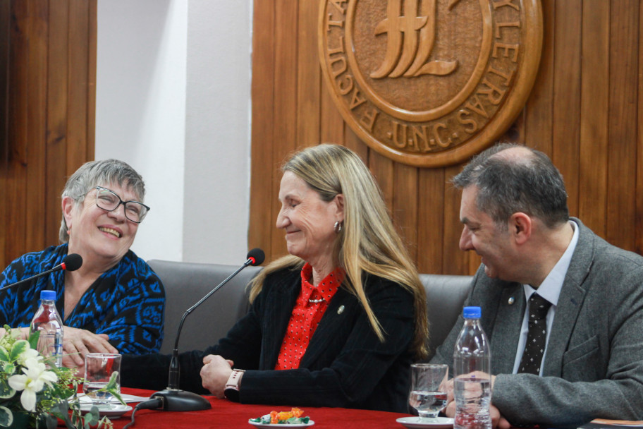 imagen La voz y la memoria: María Teresa Andruetto fue distinguida con el Doctorado Honoris Causa de la UNCUYO