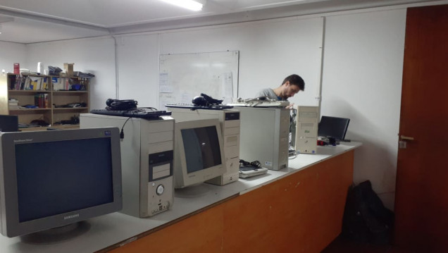 imagen Se realizó la primera entrega de equipos informáticos a los estudiantes