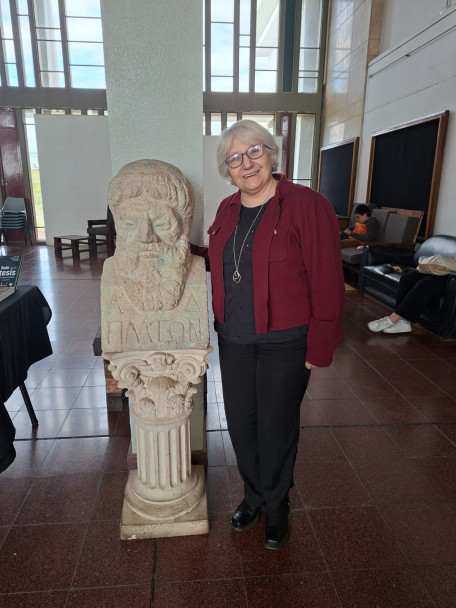 imagen La Dra. Claudia D'amico visitó la FFyL