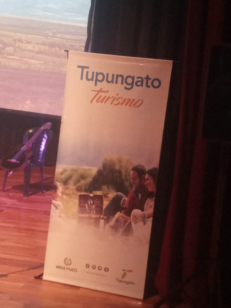 imagen Tupungato presentó su libro de Patrimonio Turístico y hay una copia en casa
