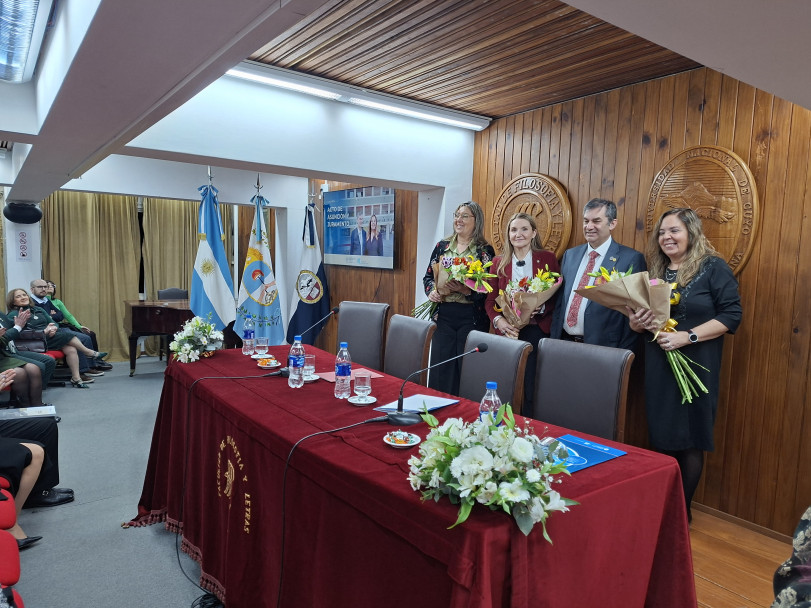 imagen Se realizó el Acto de Asunción y Juramento de las autoridades reelectas de la FFyL 