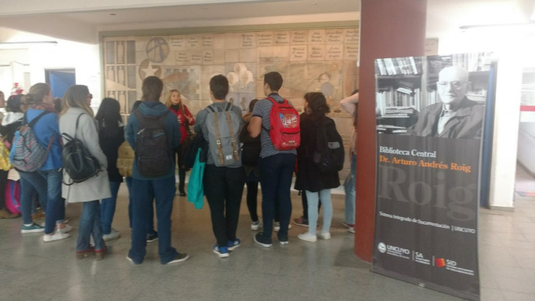 imagen Estudiantes visitaron el Centro de Documentación Histórica de la Biblioteca Central de la UNCuyo