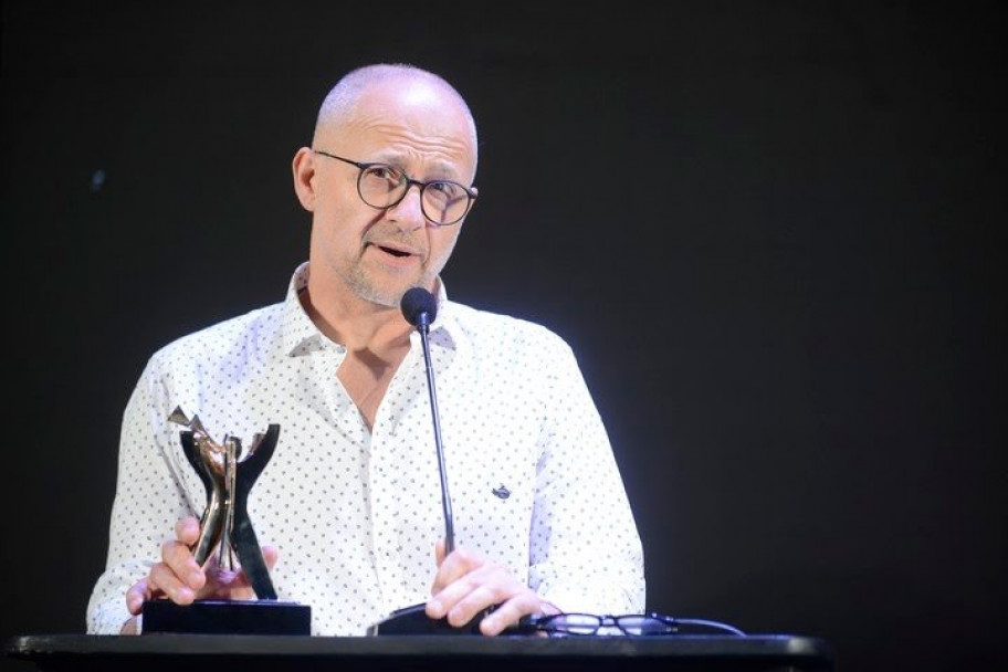 imagen José Niemetz, egresado de la FFyL, gana el Premio Clarín Novela con “Tu eres para mí”