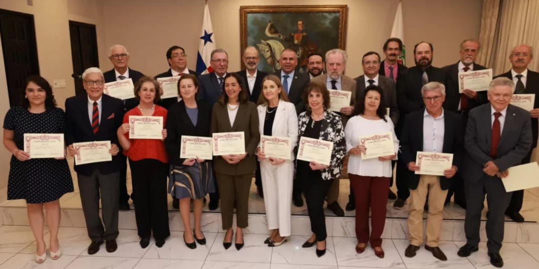 imagen Adriana García, (en el centro) en en las Jornadas Académicas del Congreso Americano de la Libertad  