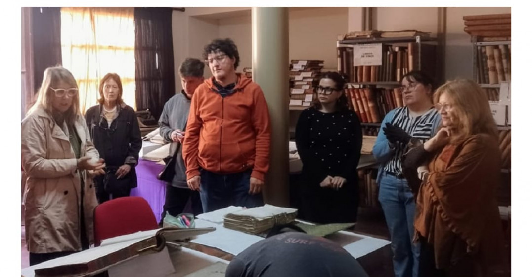 imagen Estudiantes de  la FFyL participaron de una experiencia única en el Archivo Arizu