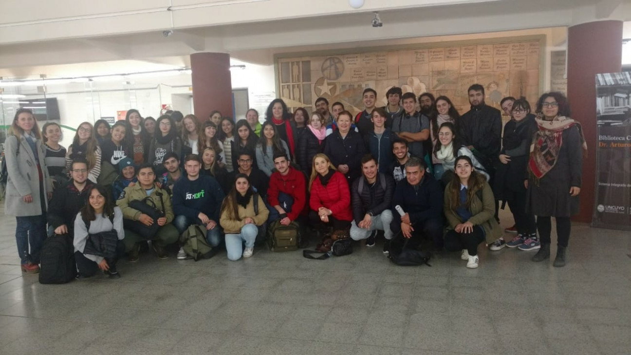 imagen Estudiantes visitaron el Centro de Documentación Histórica de la Biblioteca Central de la UNCuyo