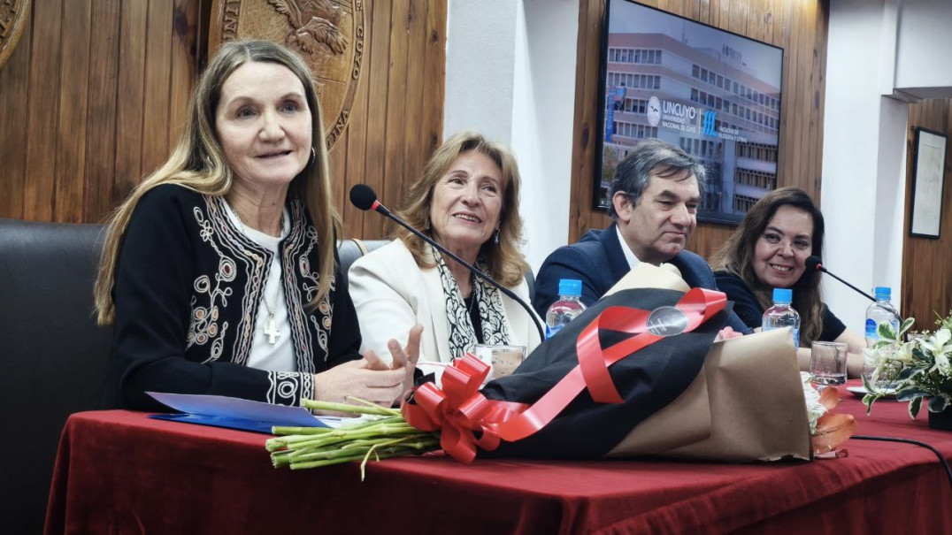 imagen Adriana García fue distinguida como Profesora Consulta en un día histórico para la Universidad Pública
