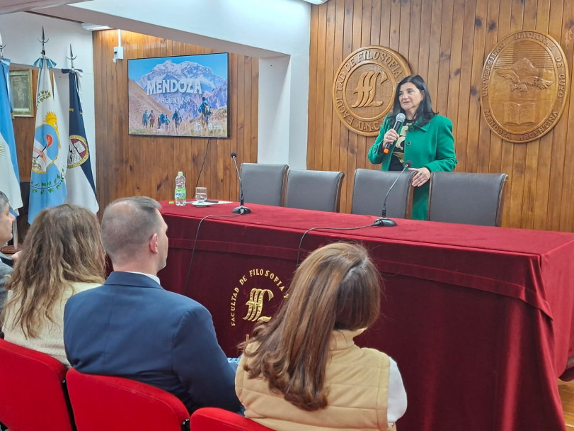 imagen Se realizó la Jornada "El Turismo como puente" en la FFyL