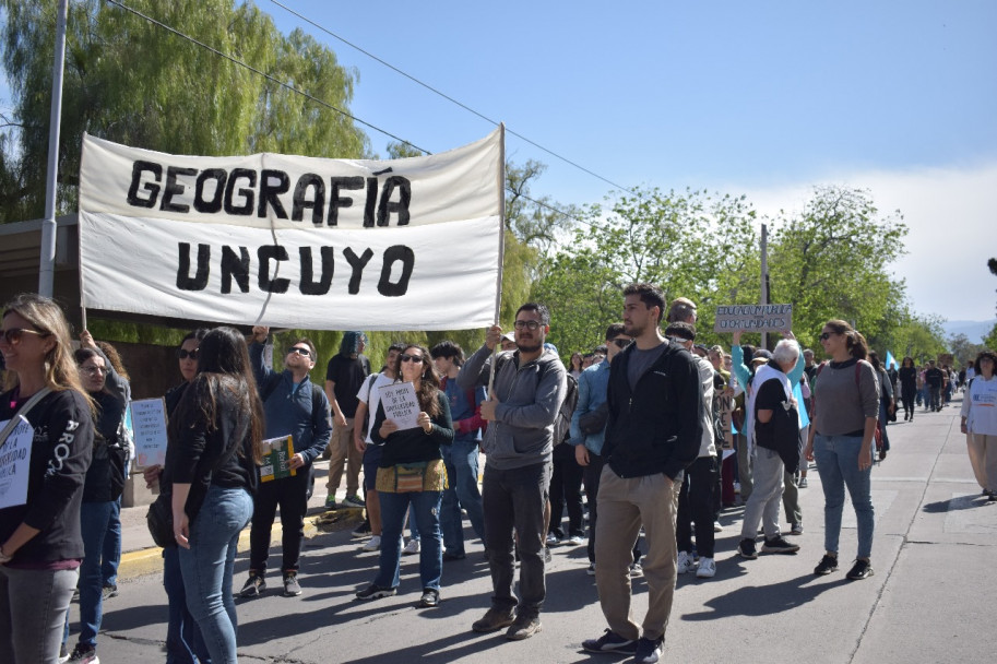 imagen Masiva marcha en defensa de la universidad pública