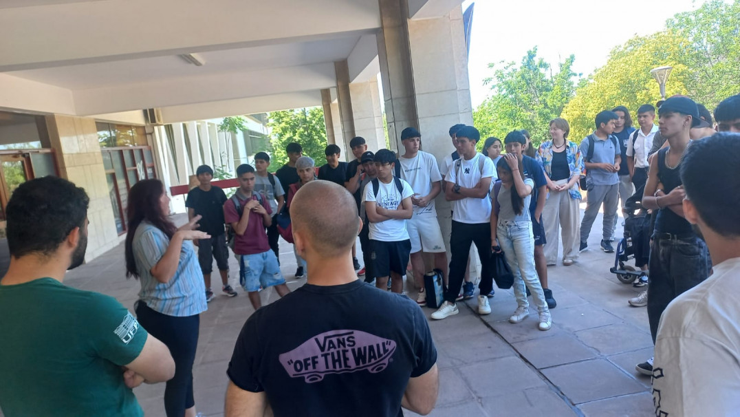 imagen FFyL en territorio: Estudiantes de intercambio realizaron una actividad intercultural en una escuela secundaria de Lavalle