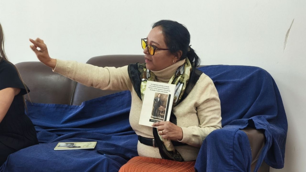 imagen La escritora y doctoranda Sué Laínez  presentó sus nuevos libros en la FFyL