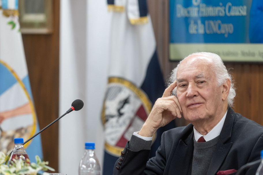 imagen La UNCUYO otorgó el Doctorado Honoris Causa al Dr. Hugo Francisco Bauzá en una emotiva ceremonia en la FFyL