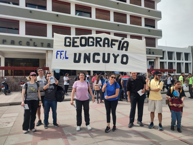imagen Más de 20 mil personas marcharon por la universidad pública en Mendoza
