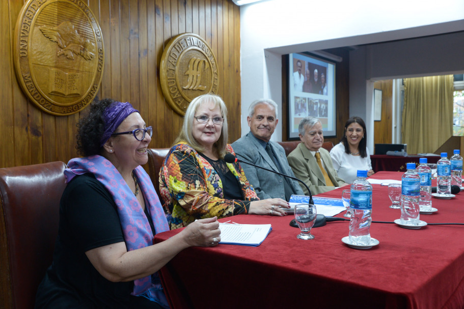 imagen De izquierda a derecha: María Teresa Guajardo, Elsa Cabrini, Adolfo Cueto, Daniel Prieto Castillo y Elena Barroso.