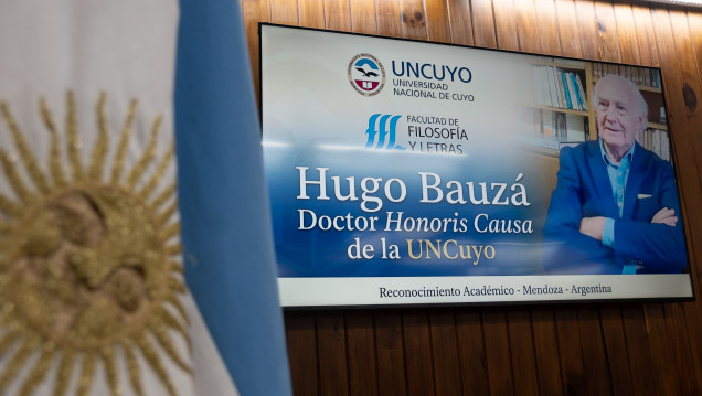imagen La UNCUYO otorgó el Doctorado Honoris Causa al Dr. Hugo Francisco Bauzá en una emotiva ceremonia en la FFyL