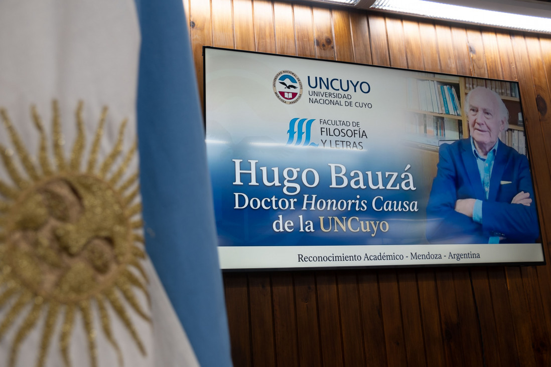 imagen La UNCUYO otorgó el Doctorado Honoris Causa al Dr. Hugo Francisco Bauzá en una emotiva ceremonia en la FFyL