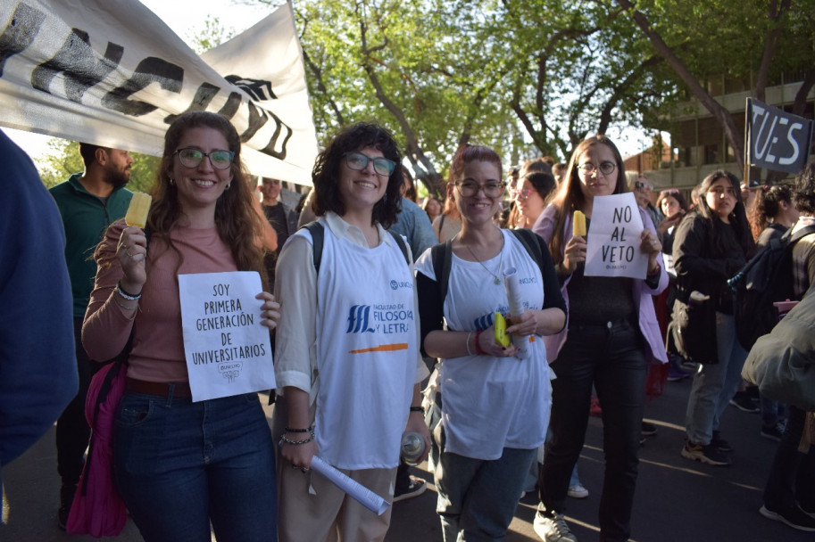 imagen Masiva marcha en defensa de la universidad pública