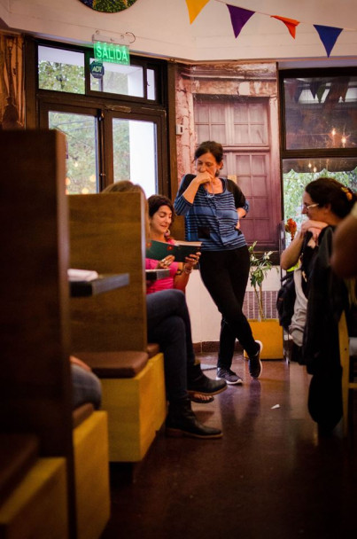 imagen Foto: Liliana Bodoc en uno de sus talles de escritura. Gentileza de Mariana Castro.