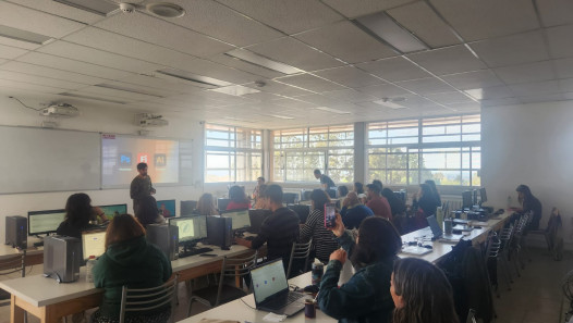 imagen Capacitación en tecnologías de inteligencia artificial y diseño digital para personal administrativo y de gestión