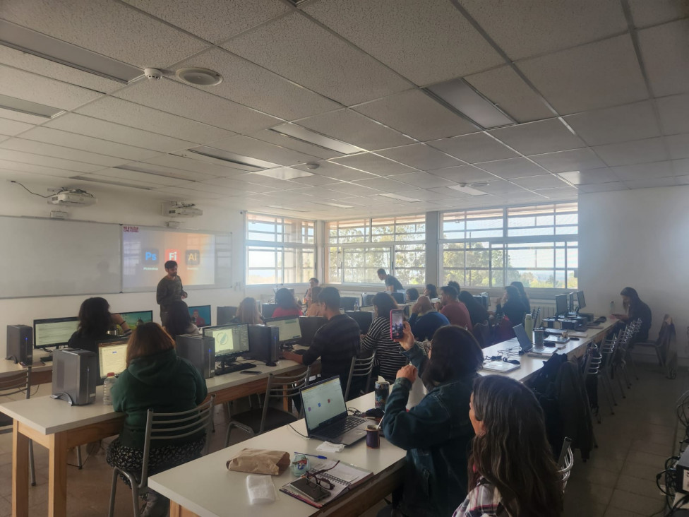 imagen Capacitación en tecnologías de inteligencia artificial y diseño digital para personal administrativo y de gestión