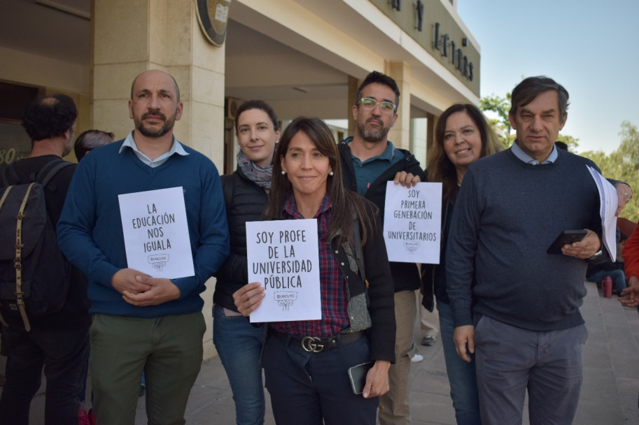 imagen Masiva marcha en defensa de la universidad pública