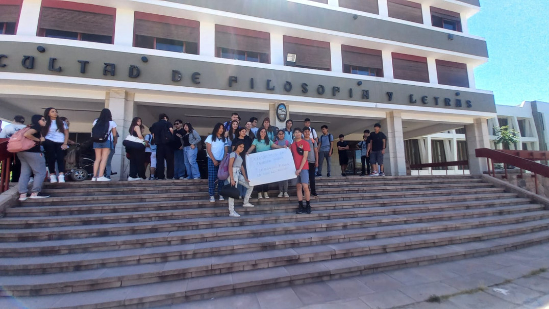 imagen FFyL en territorio: Estudiantes de intercambio realizaron una actividad intercultural en una escuela secundaria de Lavalle