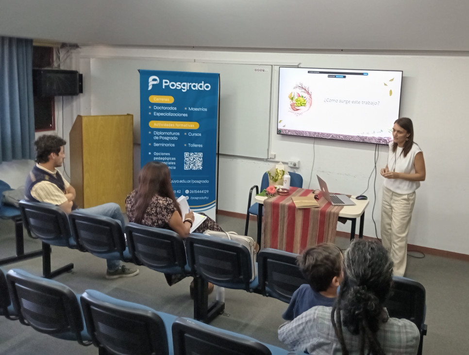 imagen Defensa de tesis de la Prof. María Julia SABEZ