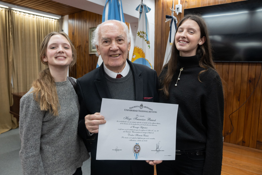imagen La UNCUYO otorgó el Doctorado Honoris Causa al Dr. Hugo Francisco Bauzá en una emotiva ceremonia en la FFyL