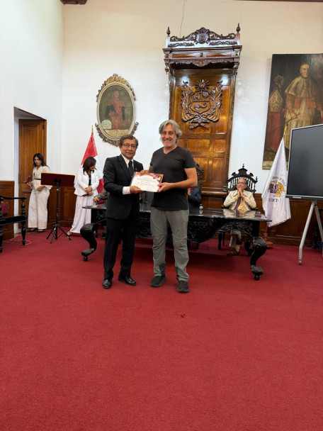 imagen Recibiendo la distinción como docente invitado de la Universidad Nacional de Trujillo