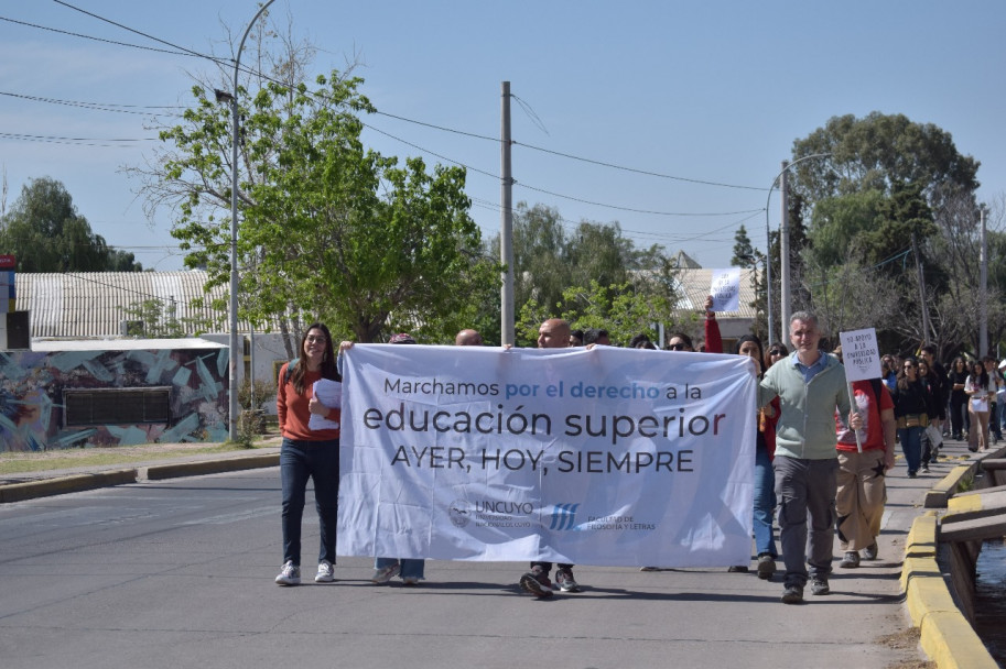 imagen Masiva marcha en defensa de la universidad pública