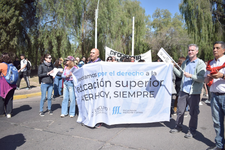 imagen Masiva marcha en defensa de la universidad pública