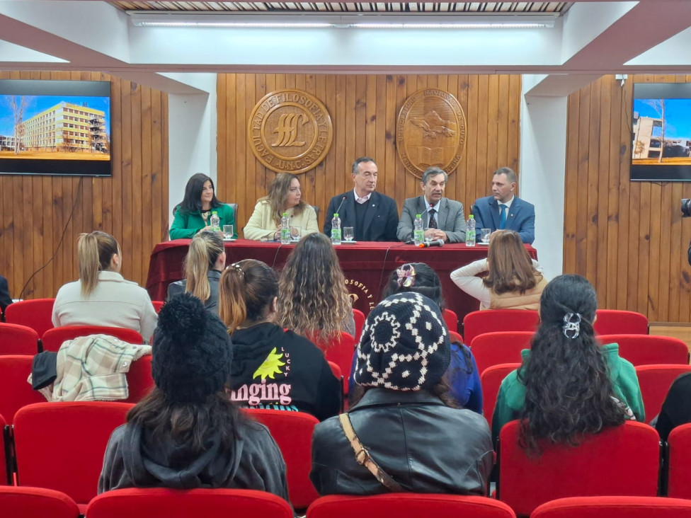 imagen Se realizó la Jornada "El Turismo como puente" en la FFyL