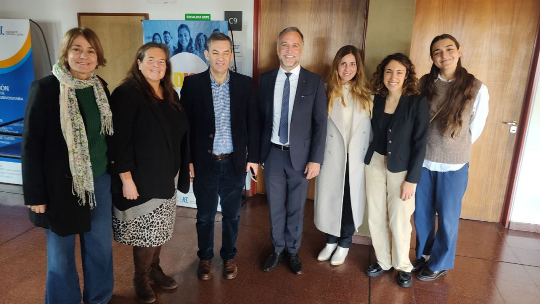 imagen Referentes de la Secretarìa de Internacionales de la UNCUYO, junto al decano de la FFyL y el equipo del Consulado de Alemania en Mendoza