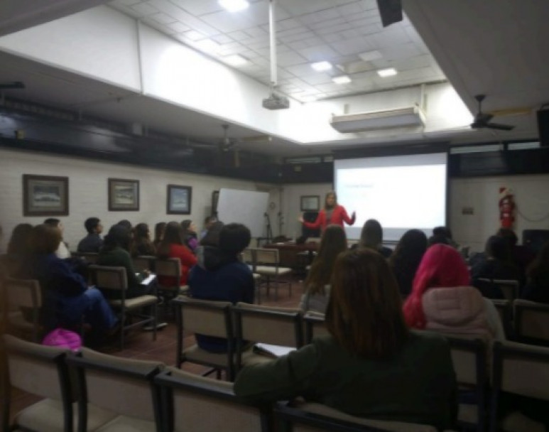 imagen En marzo, reunión de previa a la inmersión en la Escuela de Comercio Martín Zapata (UNCuyo), con el Prof. Néstor Neira (Asesor Pedagógico) y la Prof. Coordinadora del área Lengua Extranjera Inglés, Prof. Laura Fischetti