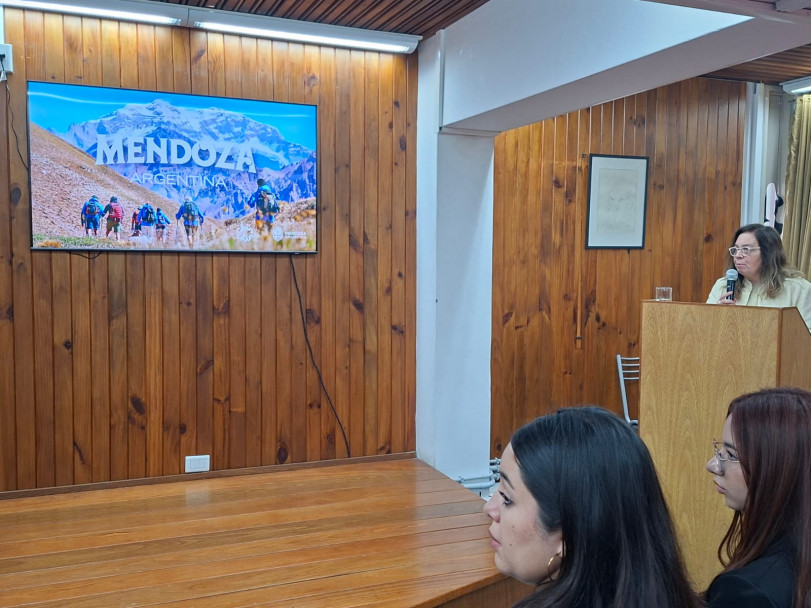 imagen Se realizó la Jornada "El Turismo como puente" en la FFyL