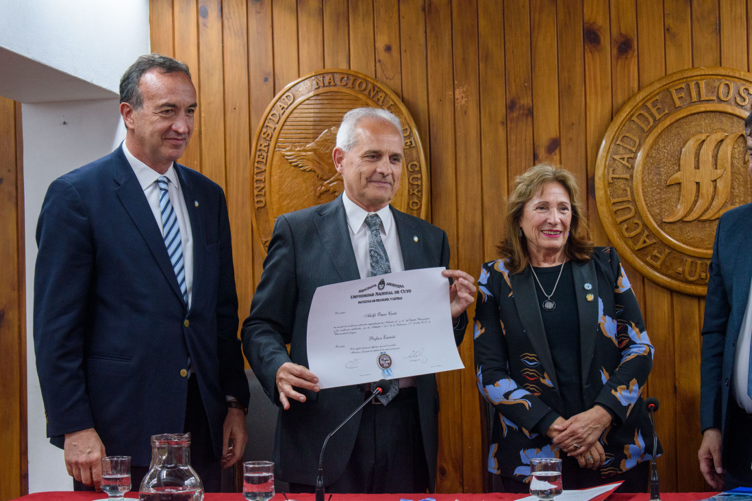 imagen Adolfo Omar Cueto, profesor emérito de la UNCUYO