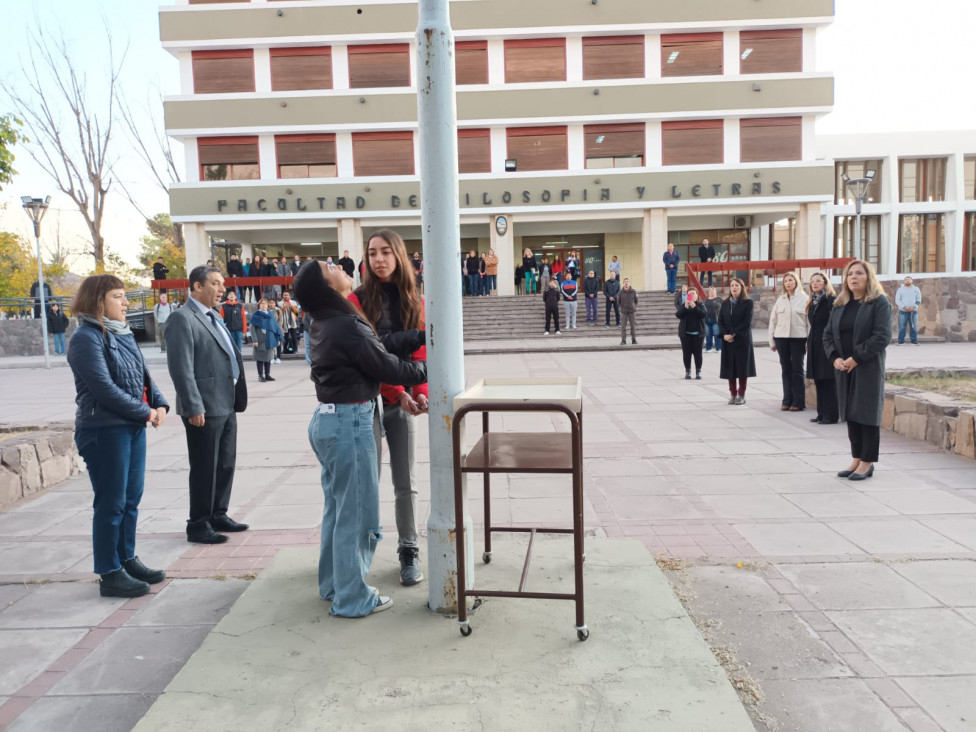 imagen La FFyL conmemoró la Revolución de Mayo con el izamiento del Pabellón Nacional