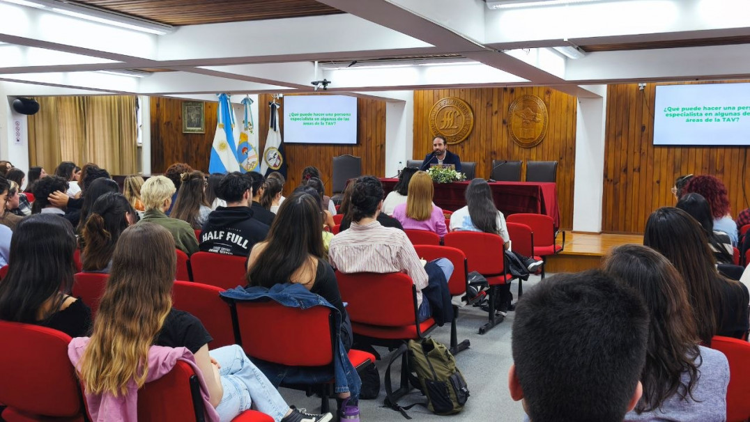 imagen Damián Santilli cerró las I Jornadas de Traducción en la FFyL: un recorrido por el mercado audiovisual, la tecnología y el futuro de la profesión